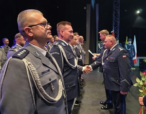 wojewódzki komendant i bytomski komendant wręczają awanse na wyższe stopnie policjantom i policjantkom