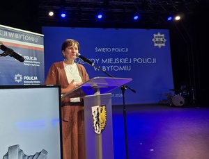 Pani senator Rzeczpospolitej Polskiej Halina Bieda przy mównicy, przemawia do mikrofonu