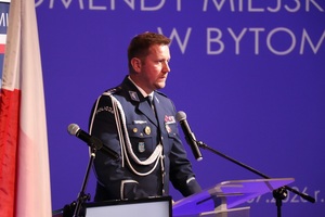Pierwszy Zastępca Komendanta Wojewódzkiego Policji w Katowicach przemawia przy mównicy