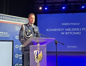 Pierwszy Zastępca Komendanta Wojewódzkiego Policji w Katowicach przemawia przy mównicy