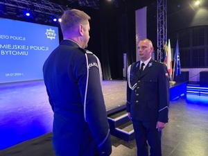 Pierwszy Zastępca Komendanta Wojewódzkiego Policji w Katowicach i dowódca uroczystości stoją naprzeciwko siebie