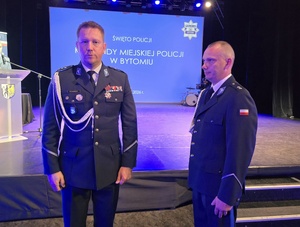 Pierwszy Zastępca Komendanta Wojewódzkiego Policji w Katowicach i dowódca uroczystości stoją obok siebie