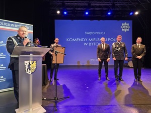 Bytomski Komendant przy mównicy , na scenie Pierwszy Zastępca Komendanta Wojewódzkiego Policji w Katowicach, Prokurator Rejonowy w Bytomiu Marek Furdzik i Prezydent Miasta Bytomia