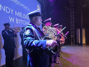 orkiestra policyjna na scenie