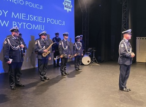 orkiestra policyjna na scenie