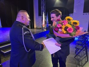 bytomski Komendant odbiera życzenia i kwiaty