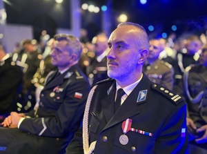 policjanci siedzący na sali