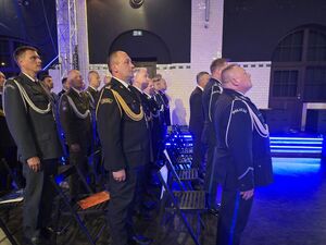 mundurowi na sali przy krzesłach, w rzędach stolą na baczność