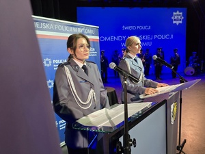 dwie policjantki przy mównicach