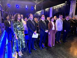 goście stojący w rzędach na sali
