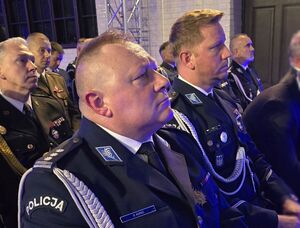 Bytomski Komendant Miejski i Pierwszy Zastępca Komendanta Wojewódzkiego Policji w Katowicach siedzą pośród gości