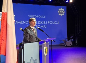 poseł Sejmu Rzeczpospolitej Polskiej Pan Wojciech Szarama przy mównicy, przemawia do mikrofonu