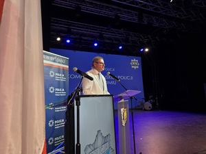poseł Sejmu Rzeczpospolitej Polskiej Pan Jerzy Polaczek przy mównicy, przemawia do mikrofonu