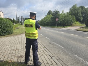 policjant w trakcie pomiaru prędkości