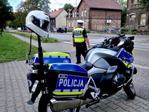 policjant przy motocyklu służbowym