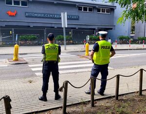 przejście dla pieszych przy nim policjanci i strażnik miejski