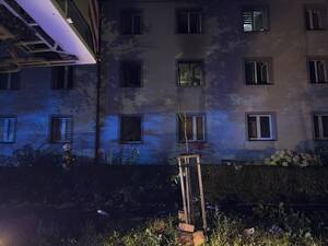 część budynku, otworzone okna