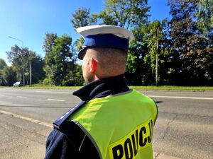 policjant ruchu drogowego przy drodze