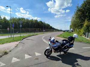 motocykl policyjny stojący na drodze