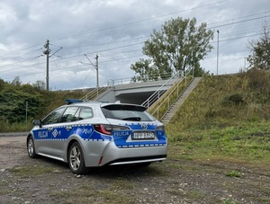 radiowóz przy wiadukcie kolejowym