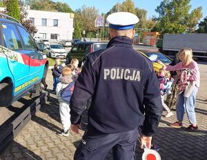 policjant ruchu drogowego stojący przed grupą dzieci