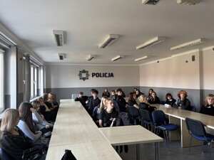 licealiści siedzący w sali